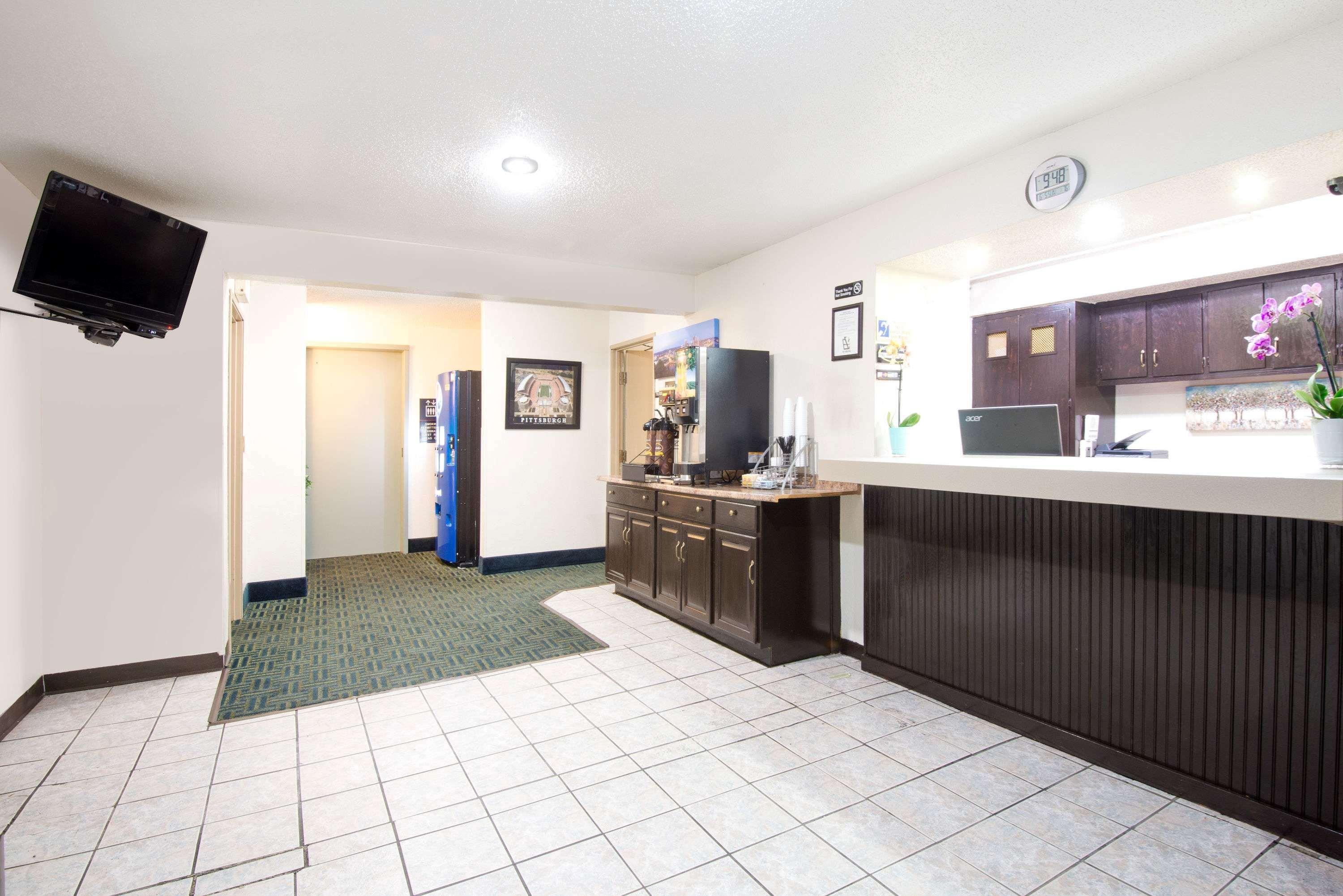 Super 8 By Wyndham Pittsburgh Pa Airport-University Area Hotell Moon Township Exteriör bild